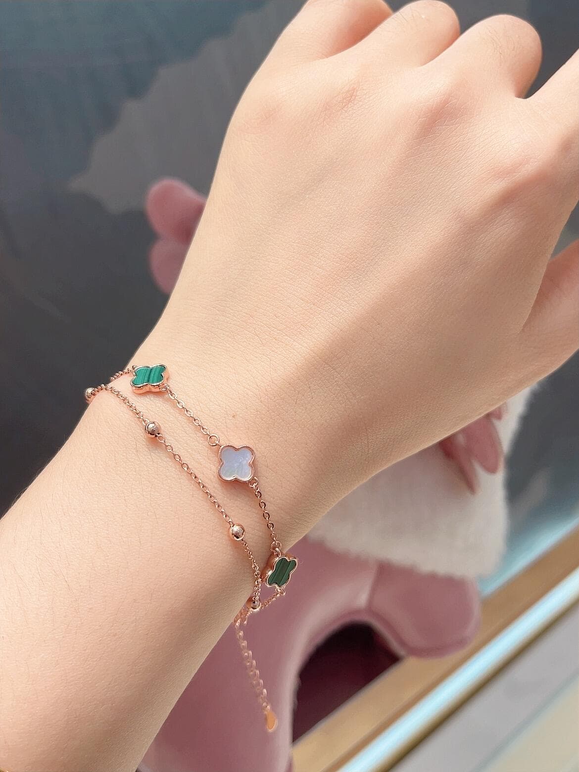 Vòng tay hình cỏ bốn lá trơn bóng, làm từ thép titan mạ vàng 18k Vòng tay hình cỏ bốn lá trơn bóng, làm từ thép titan mạ vàng 18k