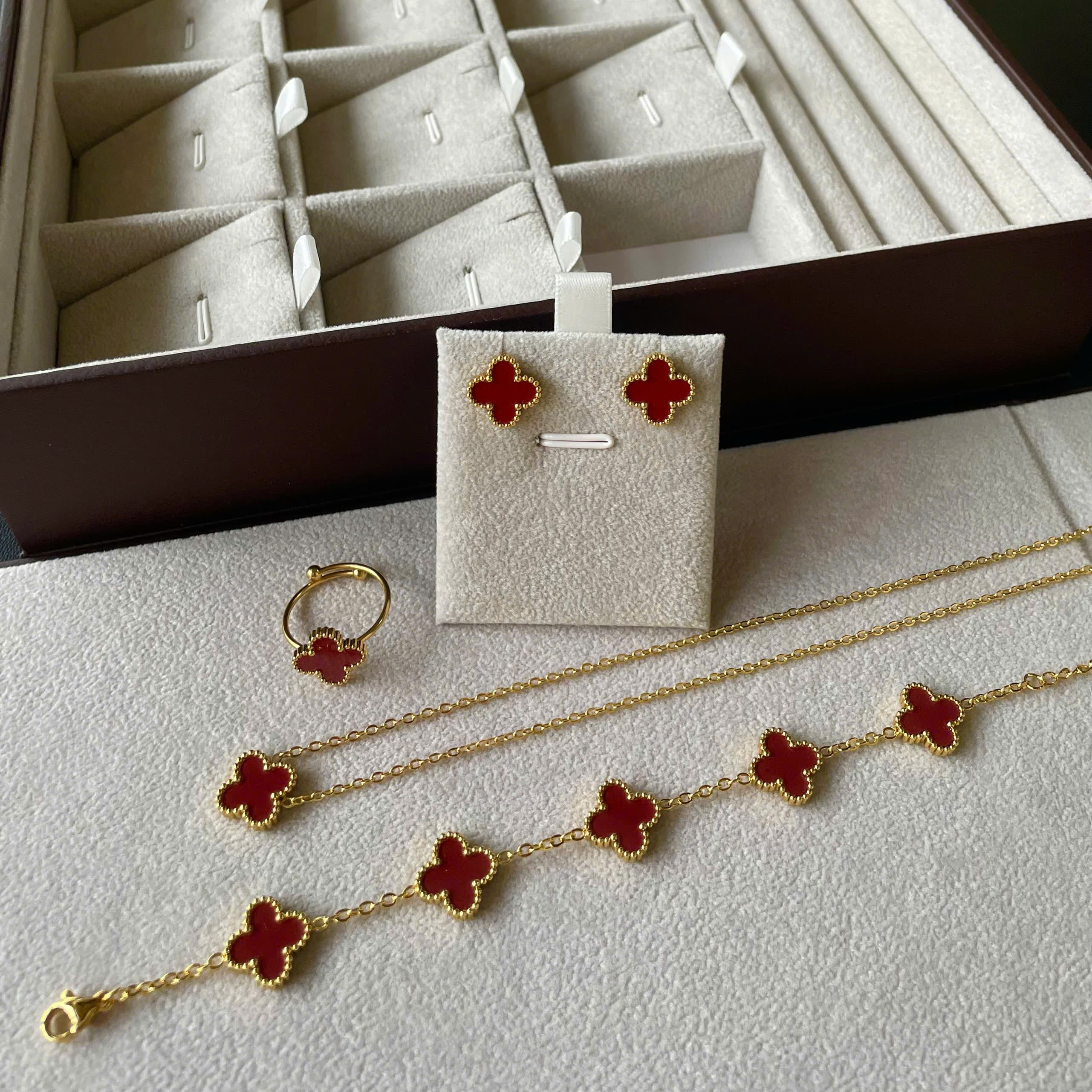 Set 4 sản phẩm cỏ 4 lá vòng tay, vòng cổ, khuyên tai và nhẫn